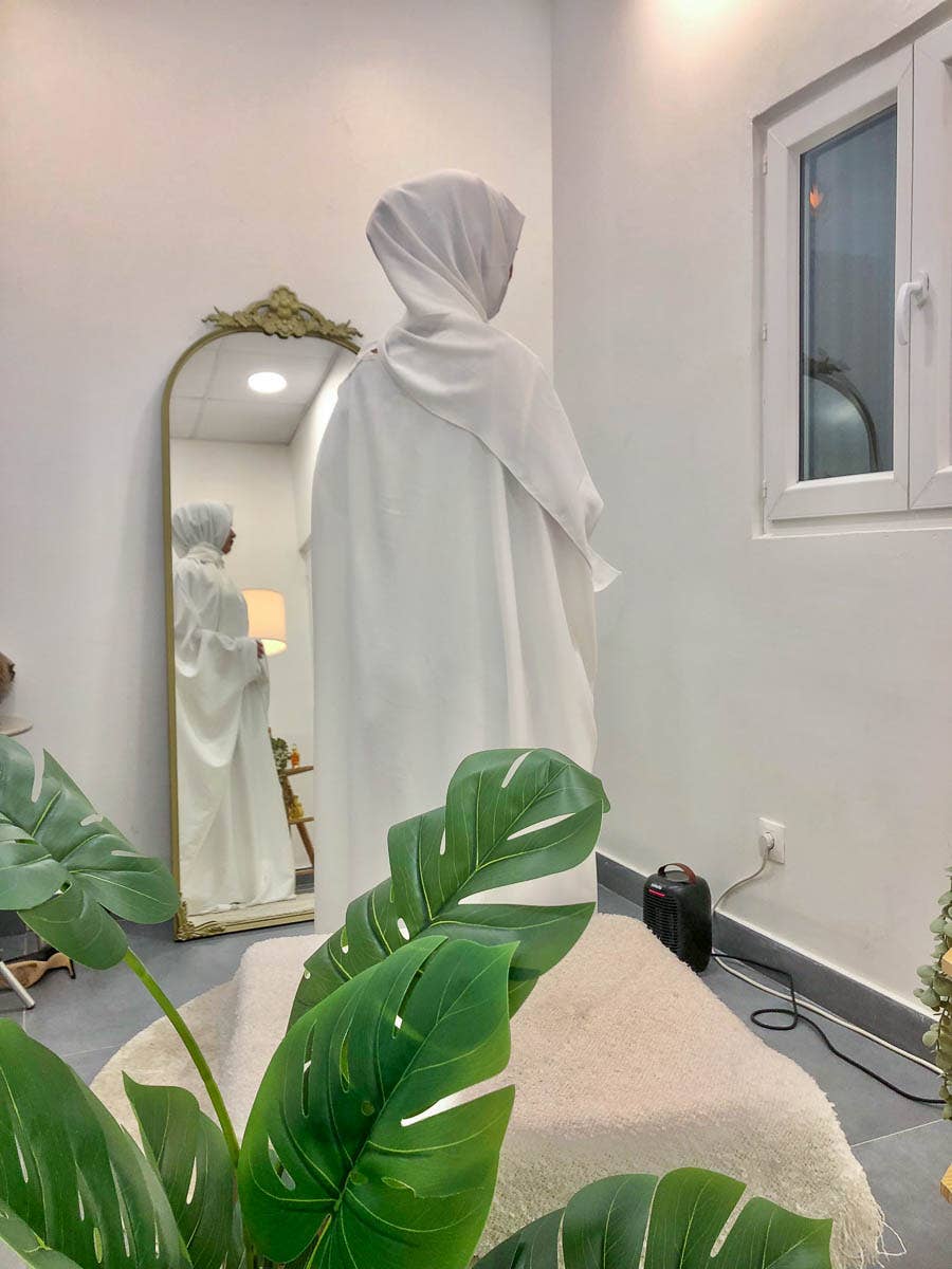 Abaya Amplia – Elegancia y Comodidad
